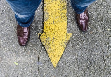 Footpat ok işareti üzerinde duran adam giyim kahverengi deri ayakkabı