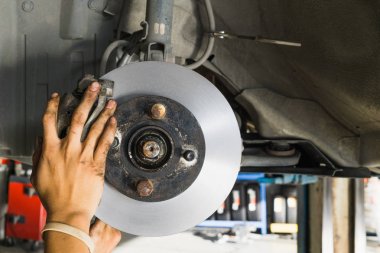 elini kaldırdı automobil, yeni bir disk frenler yerine yakın çekim