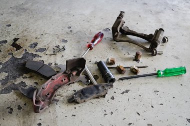 Oto Servisi, araba disk frenler değişen, seçici odak yastık. 