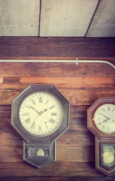 木製壁のヴィンテージの壁時計 — ストック写真