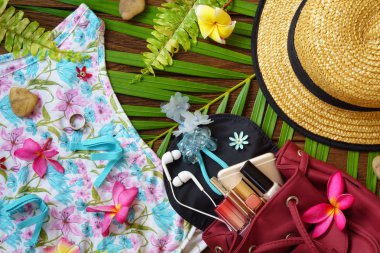 Seyahat kavramı - ahşap doku b kadın çanta malzeme Üstten Görünüm