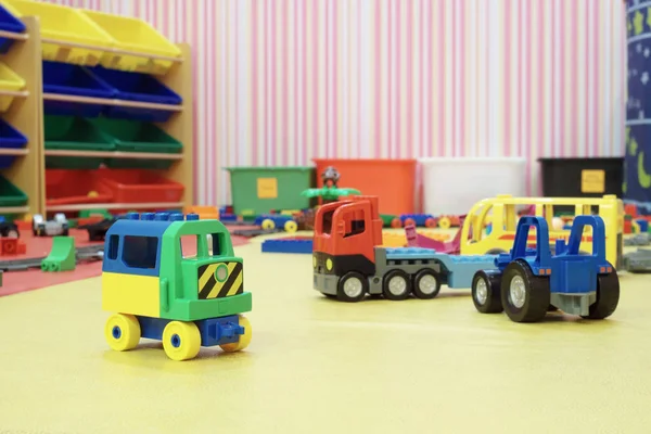 Tworzyw sztucznych samochodu zabawki w pokoju dla dzieci — Zdjęcie stockowe