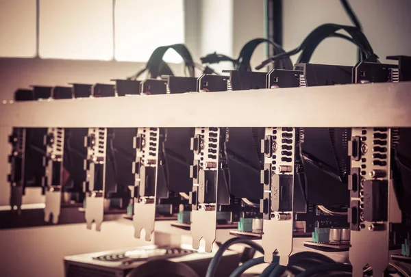 Cryptocurrency arka plan (araştırma sondaj platformu), yakın çekim Gpu dizisi