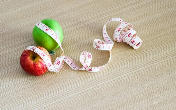 Pohled shora z čerstvé červené jablko a zelené jablko s krejčovským metrem — Stock fotografie