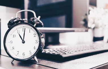 Vintage çalar saat ile bilgisayar masaüstü pc arka plan, vintage