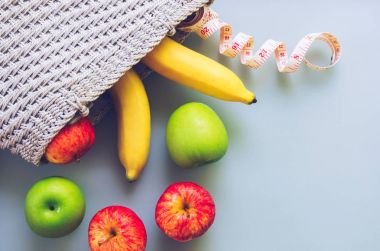 kadın diyet sağlıklı meyve yaşam tarzı kavramı - muz, elma ve