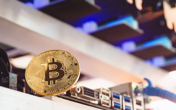 Bitcoin Cryptocurrency achtergrond concept - Golden bitcoin met — Stockfoto