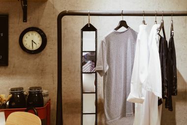 loft vintage dekorasyon görüntü bir dalda asılı elbiseleri