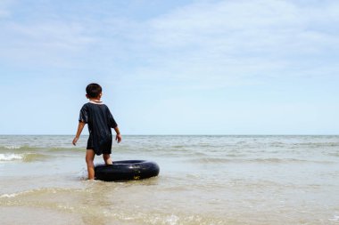 Yalnız çocuk sahilde, n keşfetmek için arka plan