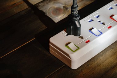 Elektrik prizinden güç şerit veya uzantısı bloğuna bağlı