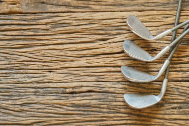 Sert ahşap yüzey üstten görünüm kopya alanı ile eski golf kulüpleri