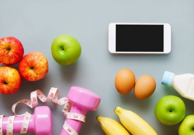 Fitness ve sağlıklı aktif yaşam tarzı arka plan kavramı. Dumbbel