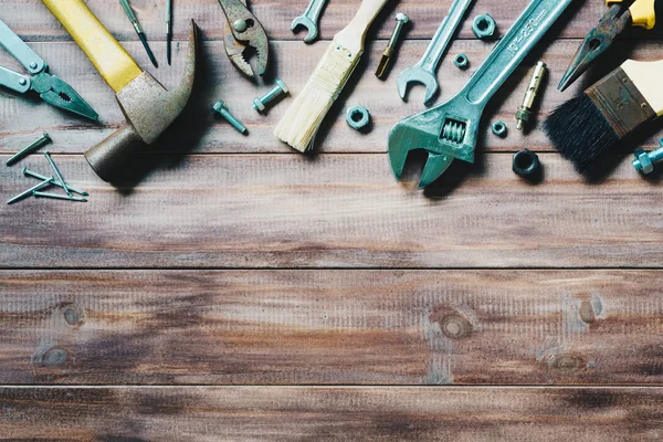 Vecchi strumenti grungy su uno sfondo di legno — Foto Stock