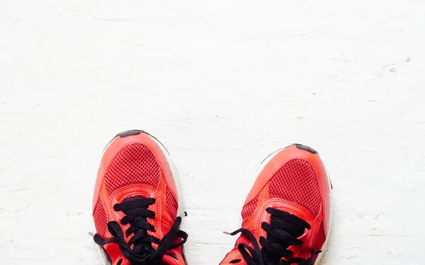 Kırmızı spor ayakkabı grunge Beyaz ahşap zemin backgr koydu