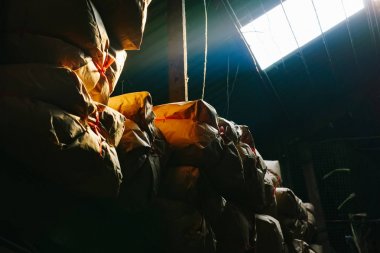 Eski ahşap raf çuval torba Vintage retro yığınları