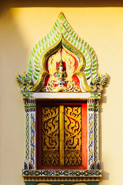 Traditionele Thaise tempel venster en Thaise architectuur in wat Hua — Stockfoto