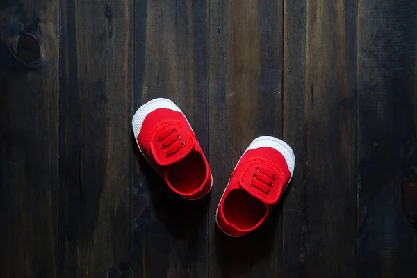 Bambini carino rosso piccole dimensioni scarpe di tela vista dall'alto s — Foto Stock