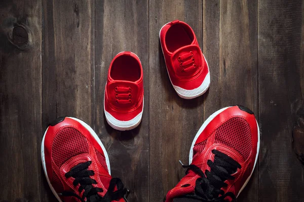 Két piros sport futócipő vagy az anya vagy az apa cipők és — Stock Fotó