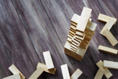 Ahşap yapı taşları kule üzerinde koyu ahşap arka plan kopya s