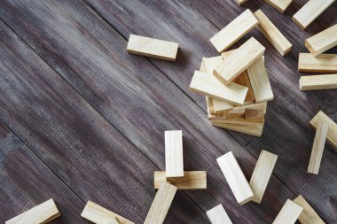 Koyu renkli ahşap Ahşap yapı taşları kule kazasının wi arka plan