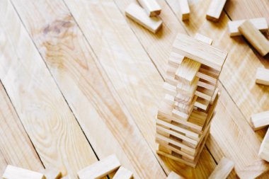 Ahşap arka plan kopya alanı ile ahşap yapı taşları kule.