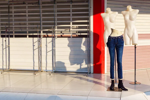 蓝色牛仔裤在女性 manequins 站立在泰国街道 m — 图库照片