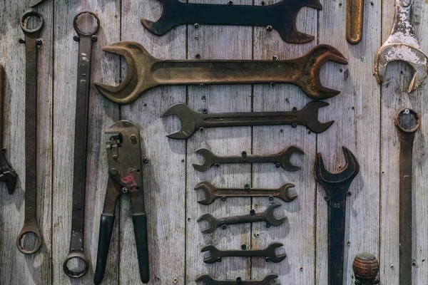 Imagem de uma variedade de ferramentas úteis. Conjunto de ferramentas no painel de madeira de volta — Fotografia de Stock