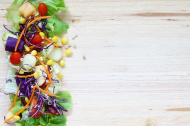 Karışık yeşillik sebze ve meyve w üzerinde taze sağlıklı salata