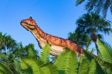 Pattaya, Tayland-Nisan 14,2018: Carnotaurus modelinde bir tropikal