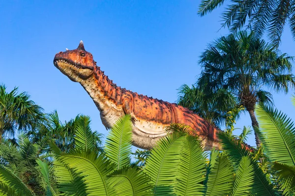 芭堤雅, 泰国-四月 142018: Carnotaurus 模型在热带 — 图库照片