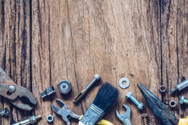 Grunge ahşap arka plan üzerinde çeşitli kullanışlı alet. En iyi Görünümü Kapat 