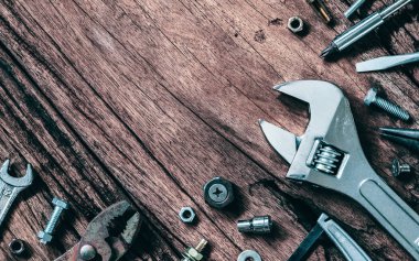 Grunge ahşap arka plan üzerinde çeşitli kullanışlı alet. En iyi Görünümü Kapat 