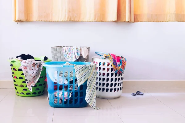 房子里许多洗衣篮里还有一堆衣服的生活 — 图库照片