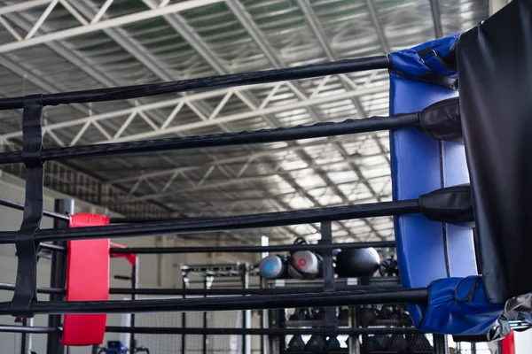 Pohled na prázdný boxerský ring v posilovně — Stock fotografie