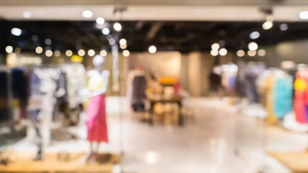Abstrato embaçado loja de roupas de moda moderna em um shopping — Fotografia de Stock
