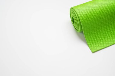 Yoga için yeşil yoga minderi, evde veya spor salonunda pilates egzersizi. 