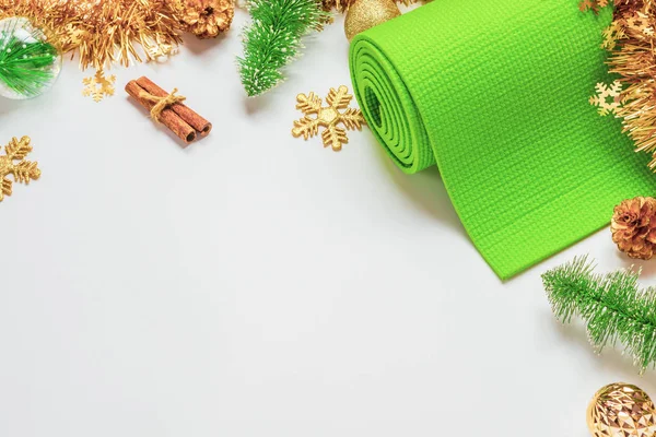 Yeşil yoga minderi ya da Noel süslemeleri eşliğinde pilates minderi.