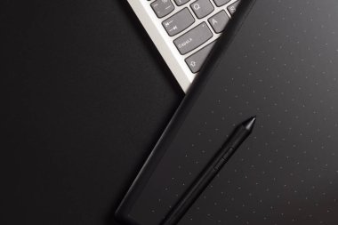Modülde resimciler ve tasarımcılar için kalemle grafiksel tablet