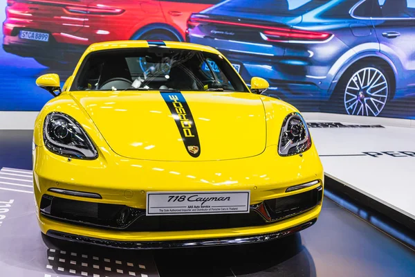 Bangkok, thailand - 3. dezemebr 2019: yellow porsche 718 cayman — Stockfoto