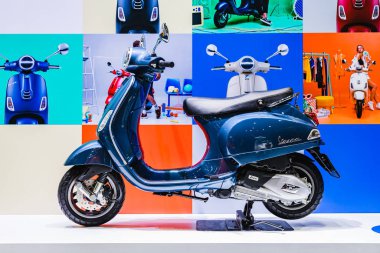 Bangkok, Tayland - Aldatan 3, 2019: Mavi Vespa scooterları