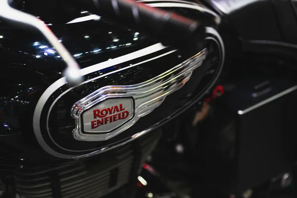 Bangkok, Tailândia - 5 de dezembro de 2019: Logotipo da Royal Enfield on th — Fotografia de Stock