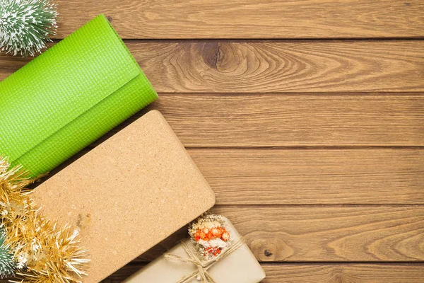 Yeşil yoga minderi ya da pilates minderi, hediye kutusu ve Chri ile yoga bloğu.