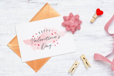 Sahte kartpostal ve zarfla beyaz ahşap mizah anlayışı.