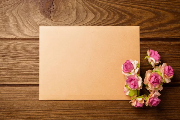 情人节期间,在木桌上装上空白信封. 打起精神 — 图库照片