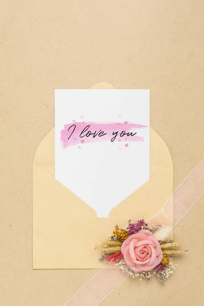 用"我爱你"的文字和字母把卡片和信封包在白色的木头上 — 图库照片