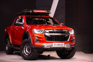 Bangkok, Tayland - 23 Şubat 2020: Isuzu D-Max V-Cross 4x4, çift yönlü taksicilik, giyinmiş D-Max, Chevrolet Colorado High Country ve Ford Ranger Wild Trak gibi diğer moda rakiplerinden hisse çalmayı hedefliyor..