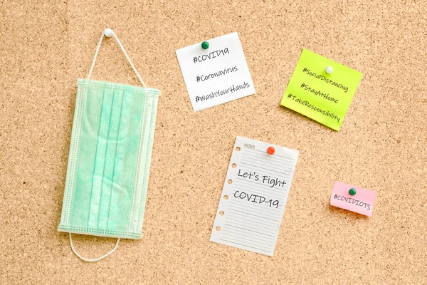 Coronavirus ya da Covid-19 salgını sosyal medya hashtag 'i kağıt sayfalara yazılmış ve mantar tahtasında ilham verici olumlu bir alıntı var. Geçmiş konsepti. COVID19 için model not defteri.