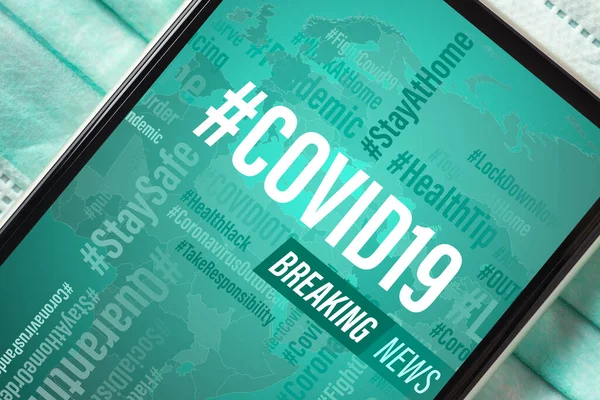 Flaş haber, Coronavirus ya da Covid-19 salgını geçmişi. Mockup cep telefonu Covid19 Haberleri açık mavi yüz maskeleri. Düz üst görünüm.