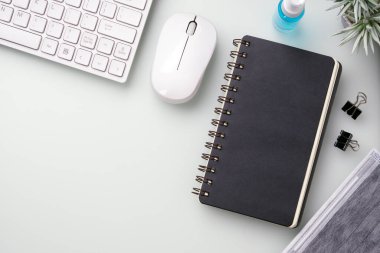 Covid 19 ev kavramından esinlenmiştir. Salgın Covid-19 Coronavirus karantina konsepti. Covid19 için model defter. Covid-19 Salgını 'nda virüs bulaşmasını önlemek için evde çalışan sosyal mesafe çalışanı.