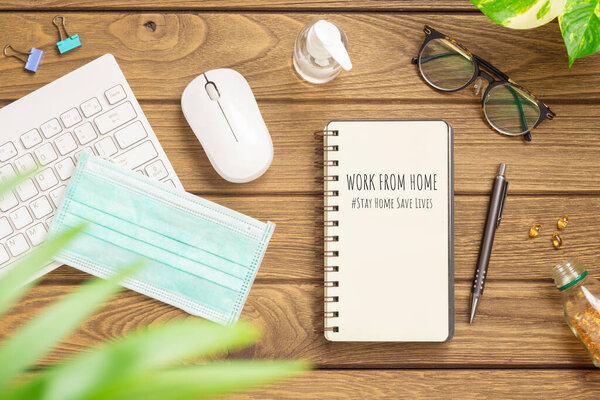 Covid 19 работает из дома фон концепция. Пандемия Ковид-19 Коронавирусный карантин. Плоский макет ноутбука с видом сверху на домашний офисный стол для Covid19 Outbreak
.